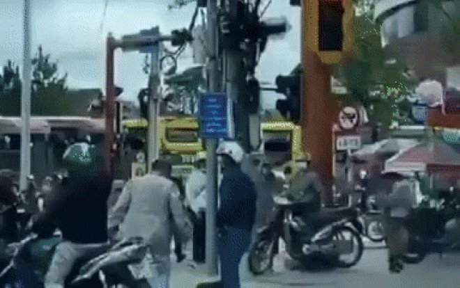 Thanh niên bị người đàn ông hành hung tại ngã tư Đà Lạt