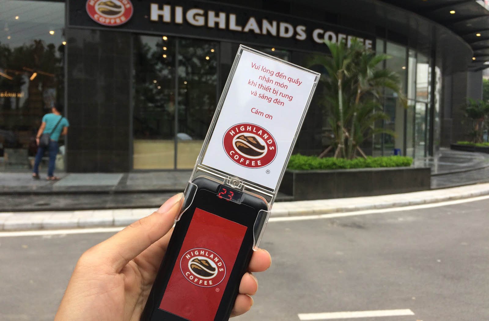 Thiết bị thẻ rung đặc trưng của mô hình tự phục vụ tại Highlands Coffee