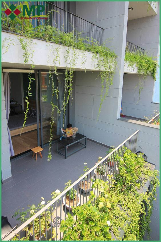 Thiết kế ban công tầng 2 được đua ra theo quy định pháp luật về xây dựng, đảm bảo an toàn và thẩm mỹ đô thị.