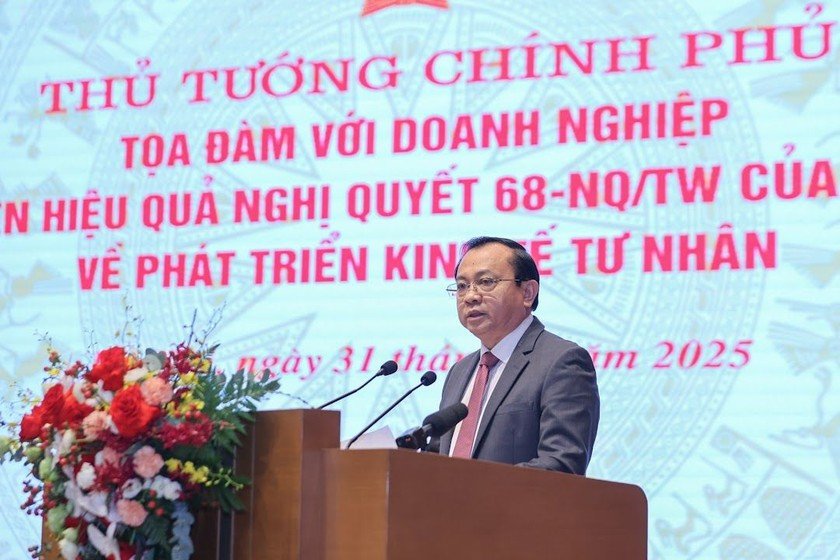 Thứ trưởng Bộ Tài chính Lê Tấn Cận báo cáo về kinh tế tư nhân tại tọa đàm