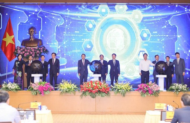 Thủ tướng Chính phủ Phạm Minh Chính bấm nút khai trương Cổng Pháp luật quốc gia.