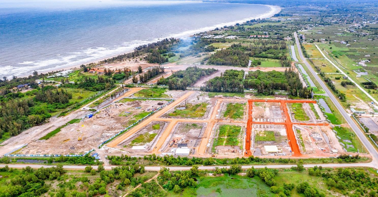 Tổng quan dự án Thanh Long Bay nhìn từ trên cao, mô tả quy mô và tiện ích.