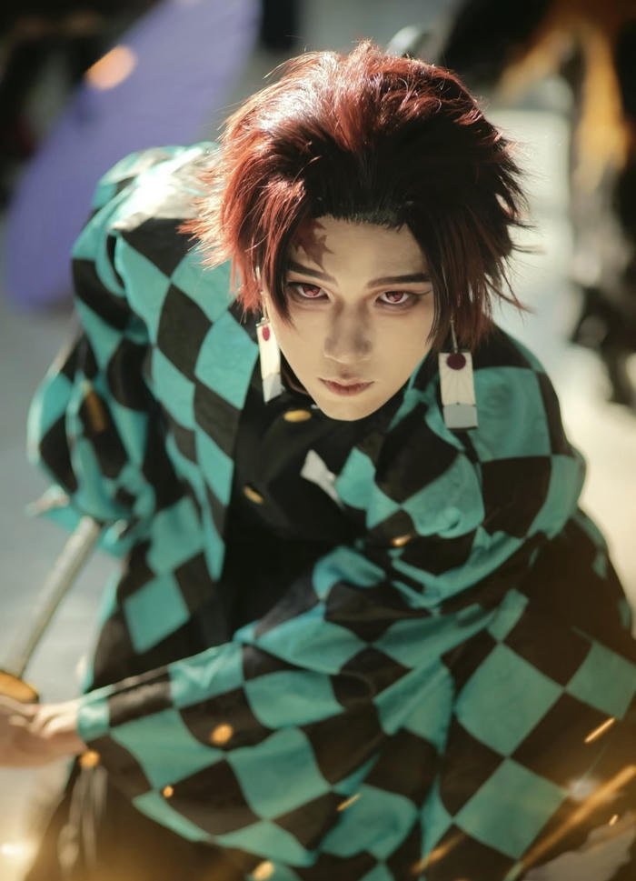 trai đẹp cosplay tanjiro ánh mắt lạnh