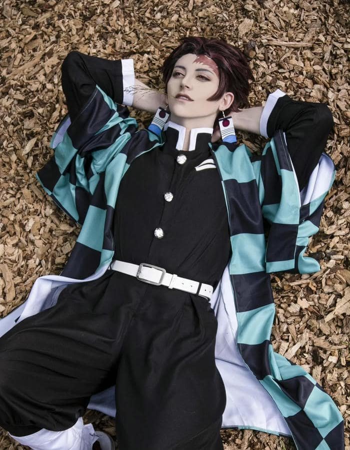 trai đẹp cosplay tanjiro nhìn cuốn