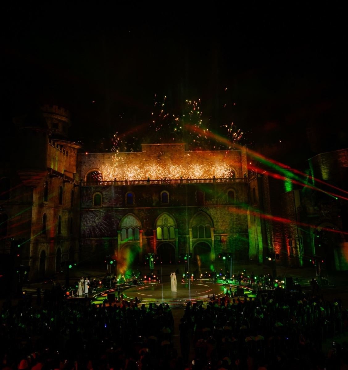 Trải nghiệm thực tế tăng cường (AR) với hiển thị 3D trên kính lái