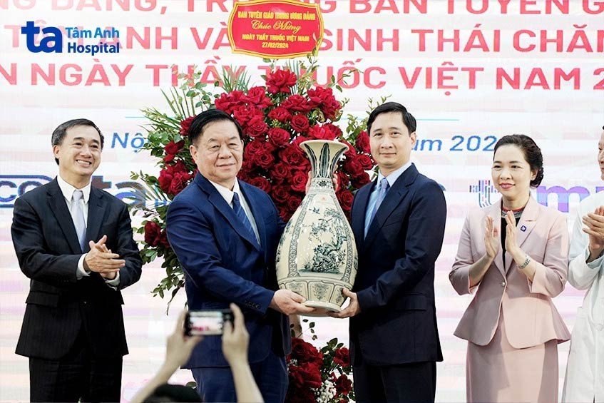 Trưởng Ban Tuyên giáo Trung ương thăm và làm việc cùng ông Ngô Chí Dũng tại Bệnh viện Tâm Anh