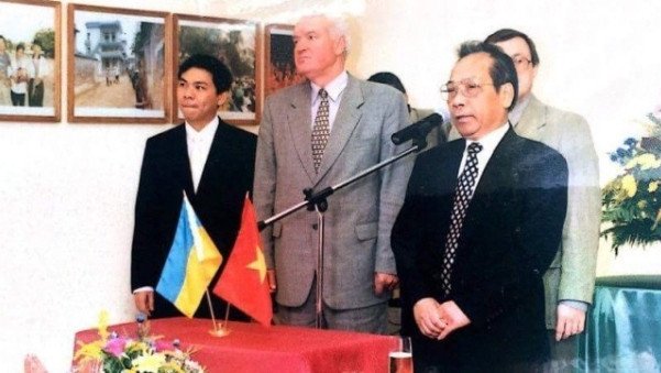 Tỷ phú Phạm Nhật Vượng (trái) trong một sự kiện tại Kharkov thuở đầu khởi nghiệp cùng bạn bè và đối tác