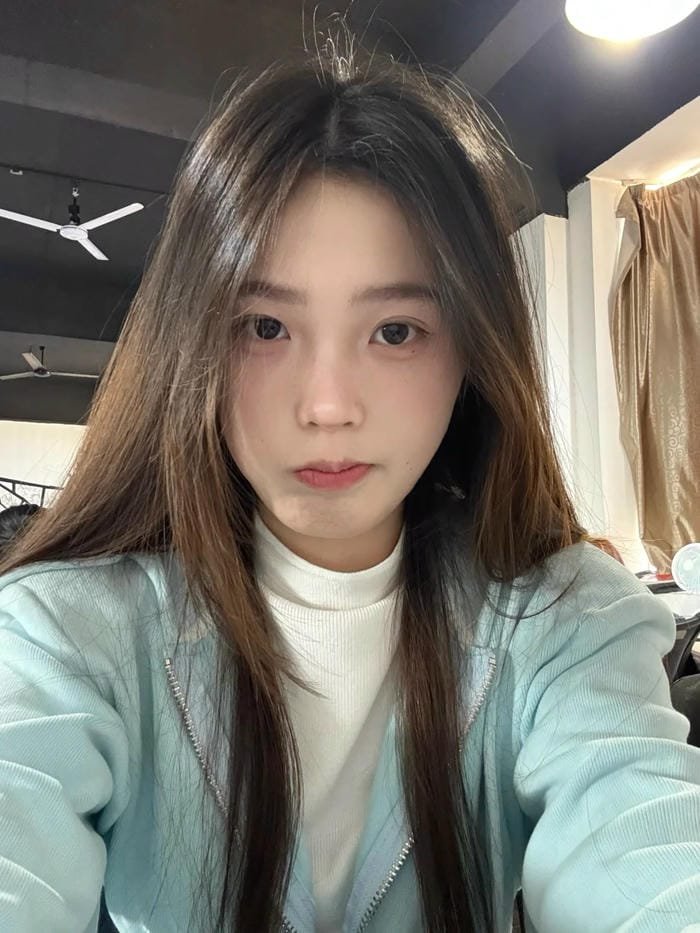 vẻ đẹp cuốn hút của gái 2k3 xinh