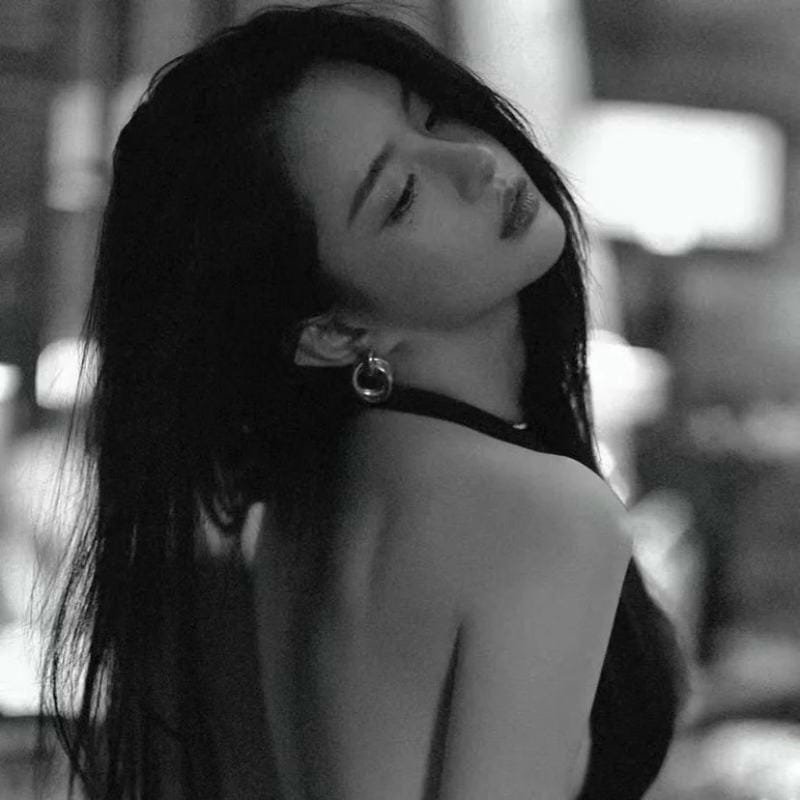 vẻ đẹp trầm lắng avatar đen trắng nữ