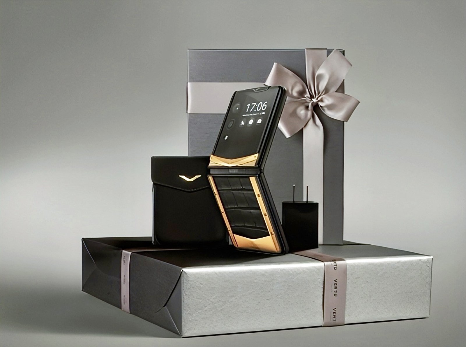 Vertu Quantum Flip khi gập lại, thể hiện sự tinh tế