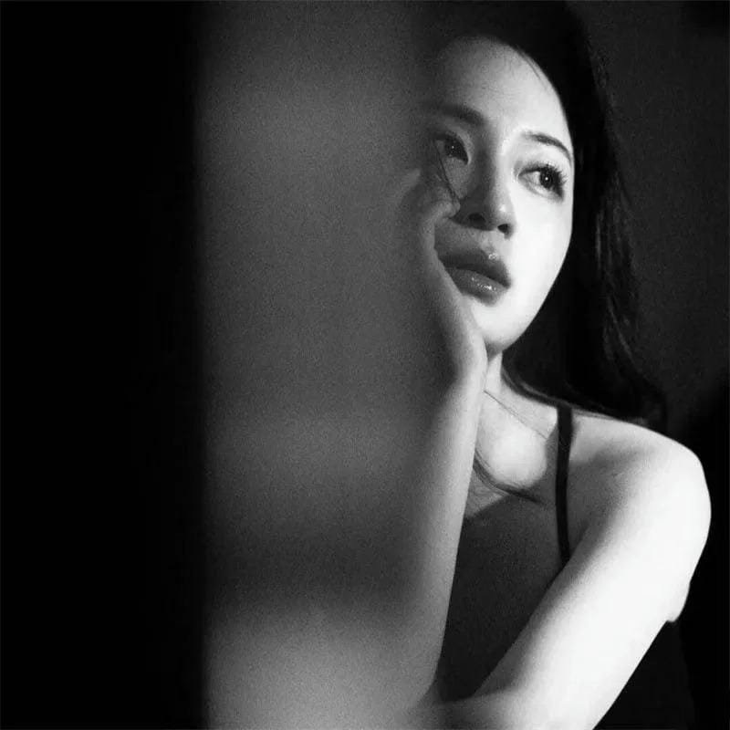 vibe buồn sâu avatar đen trắng nữ