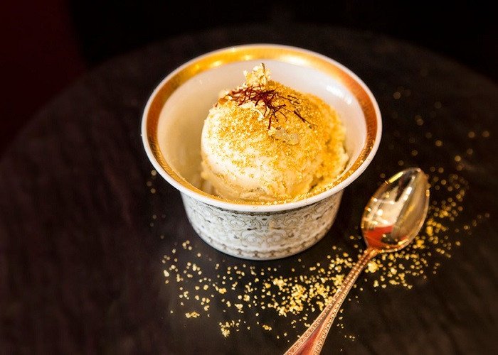 Viên kem kim cương đen The Black Diamond trong bát vàng