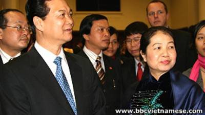 Vợ chồng cựu Thủ tướng Nguyễn Tấn Dũng tại một buổi tiếp tân ở London