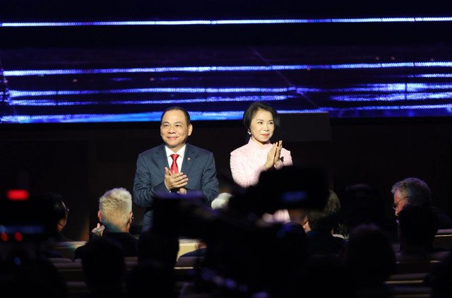 Vợ chồng ông Phạm Nhật Vượng tại Lễ trao giải VinFuture năm 2023, thể hiện sự đồng điệu trong tầm nhìn