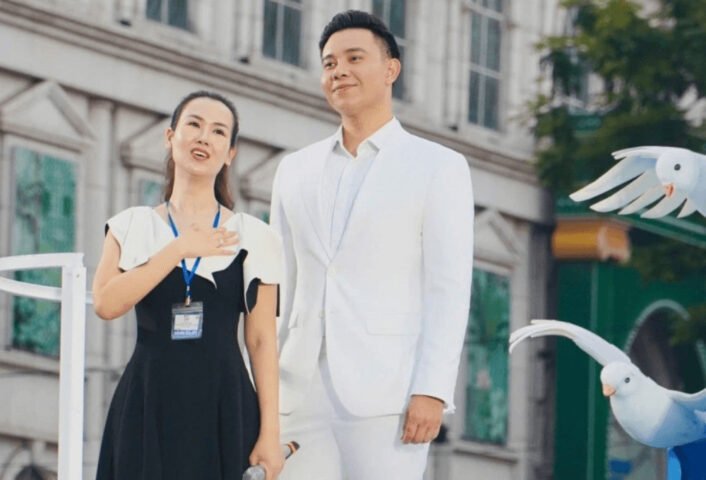 Võ Hạ Trâm và Đông Hùng đã tạo nên một phiên bản biểu diễn "Viết Tiếp Câu Chuyện Hòa Bình" đầy cảm xúc và sức hút.