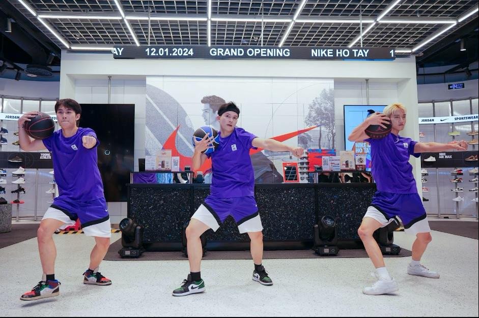 Vũ đạo kết hợp công nghệ ánh sáng tại buổi khai trương cửa hàng Nike Hồ Tây