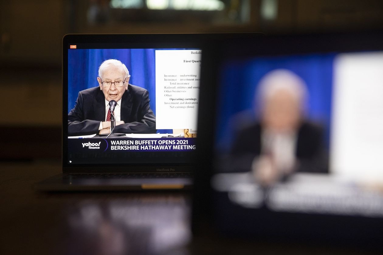 Warren Buffett phản đối đề xuất ESG từ BlackRock