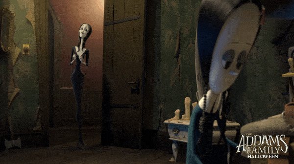 Wednesday Addams và Morticia Addams thể hiện sự đối lập trong suy nghĩ, phim The Addams Family.