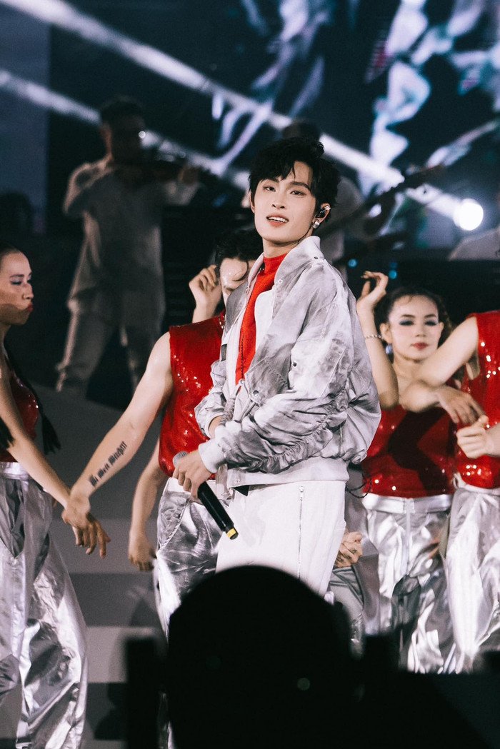 Wren Evans biểu diễn trên sân khấu