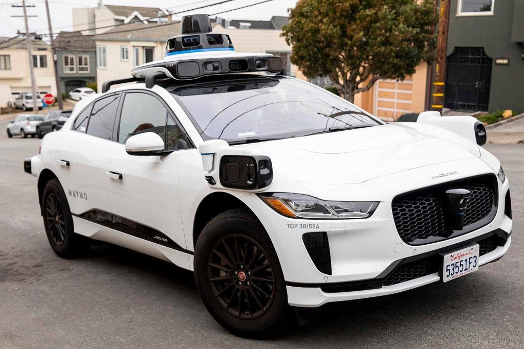 Xe tự lái Waymo trang bị cảm biến trên nóc hoạt động tại San Francisco
