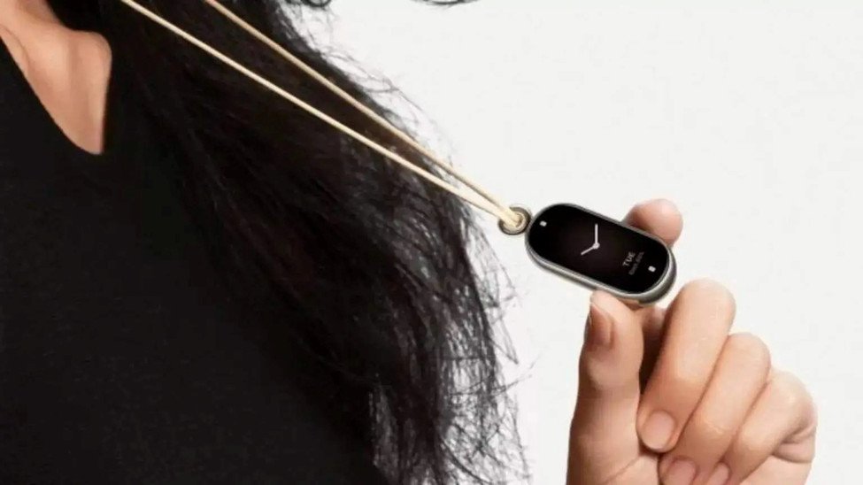 Xiaomi Band 8 đeo như mặt dây chuyền độc đáo